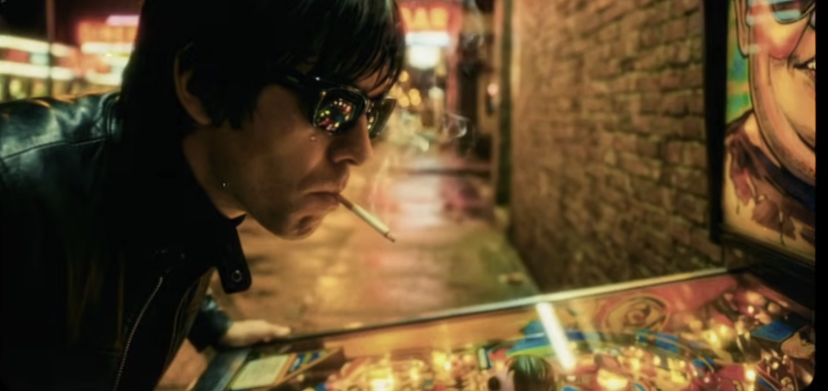 Uno screenshot dal video della canzone