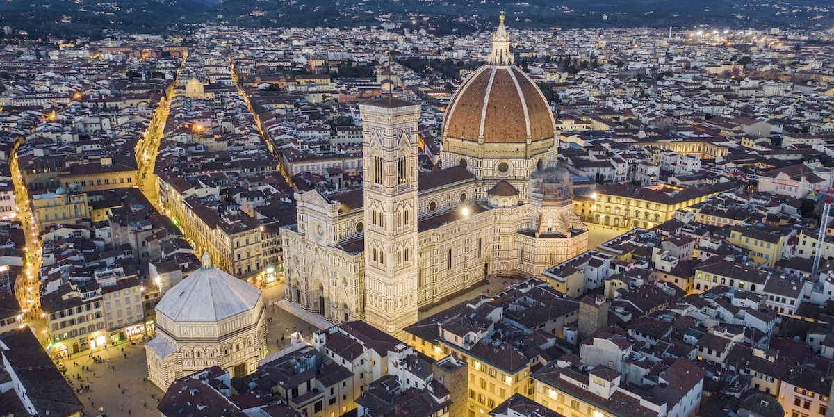 una veduta aerea del duomo di firenze la sera