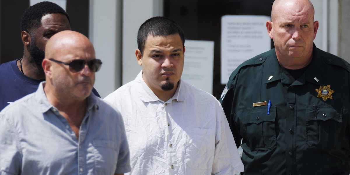 Kilmar Abrego Garcia, al centro, il 22 agosto 2025 (AP Photo/Brett Carlsen)