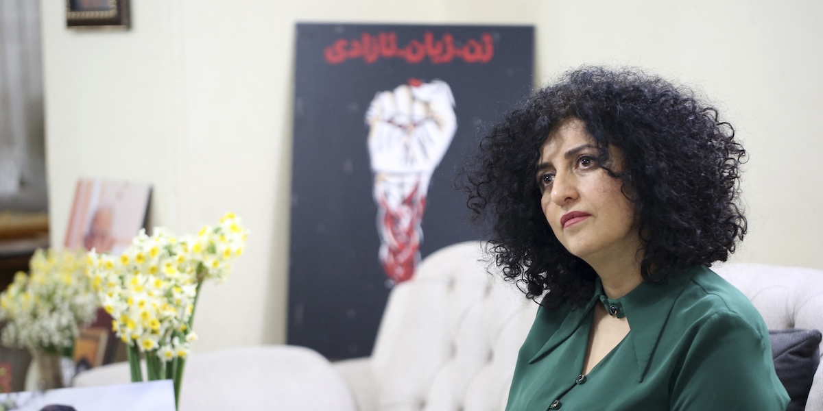 Narges Mohammadi, Nobel per la Pace già condannata a oltre 13 anni di carcere, è stata arrestata di nuovo in Iran