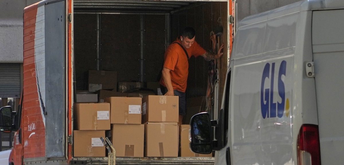 Da luglio del 2026 i pacchi fino a 150 euro importati nell’Unione Europea avranno una tassa di 3 euro