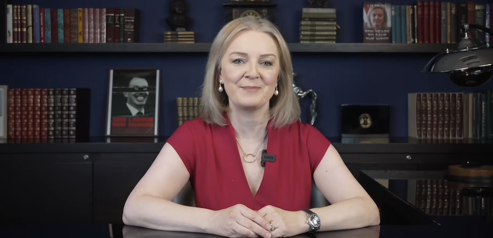 Truss in una puntata del suo show. Sullo sfondo c'è in evidenza il suo libro, Dieci anni per salvare l'Occidente, e un manifesto contro Tony Blair