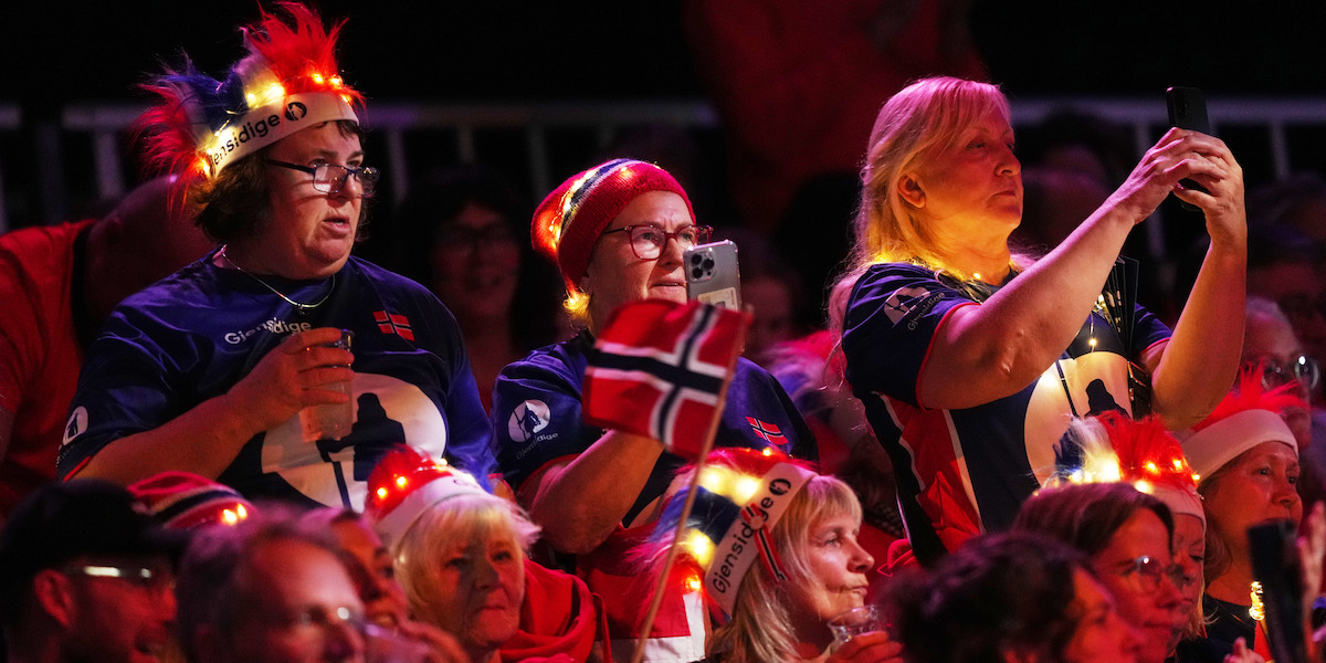 Alcuni tifosi norvegesi durante la semifinale del campionato mondiale di pallamano tra Paesi Bassi e Norvegia a Rotterdam, 12 dicembre 2025. (AP Photo/Peter Dejong)