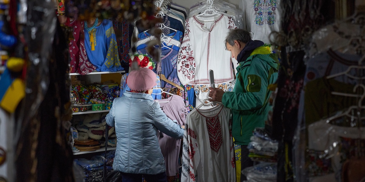 Un negozio senza elettricità a Kiev, in Ucraina, il 3 dicembre 2025 (AP Photo/Efrem Lukatsky)