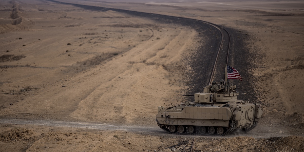 Una foto d'archivio di un carrarmato statunitense a Deir Ezzor, nel nordest della Siria, 8 dicembre 2021 (AP Photo/Baderkhan Ahmad)