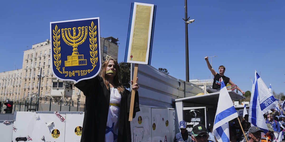Una protesta a Gerusalemme nel giorno in cui il governo ha votato la sfiducia alla procuratrice generale Gali Baharav-Miara, 23 marzo 2025 (AP Photo/Ohad Zwigenberg)