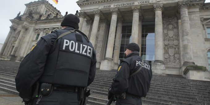In Germania sono state arrestate cinque persone accusate di aver pianificato un attentato a un mercatino di Natale in Baviera