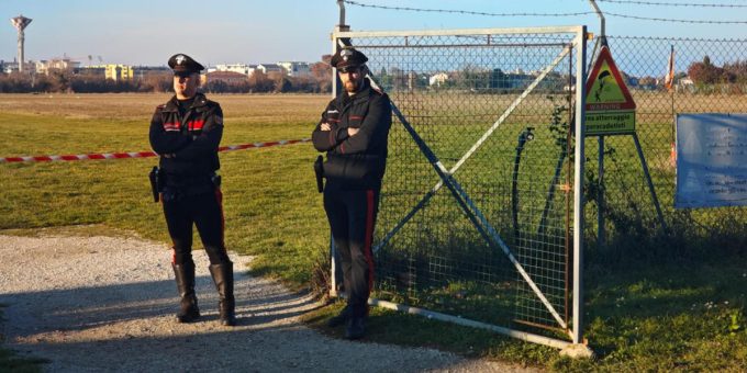 Due persone sono morte in un incidente col paracadute a Fano, nelle Marche