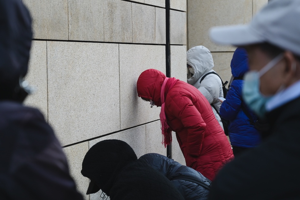 Sostenitori di Jimmy Lai fuori dal tribunale, il 15 dicembre