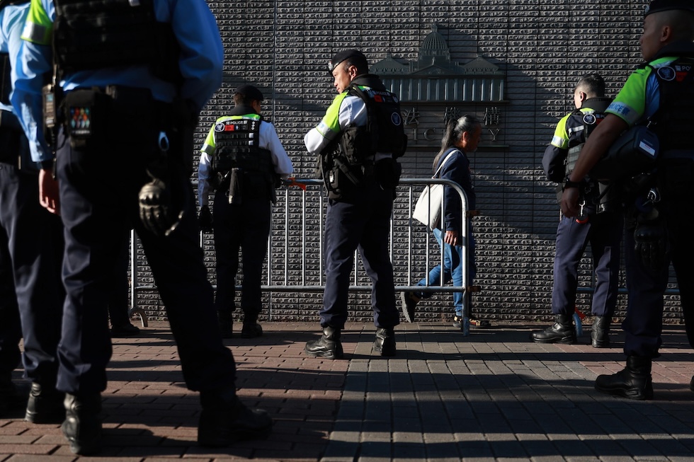 La polizia fuori dal tribunale di Hong Kong 