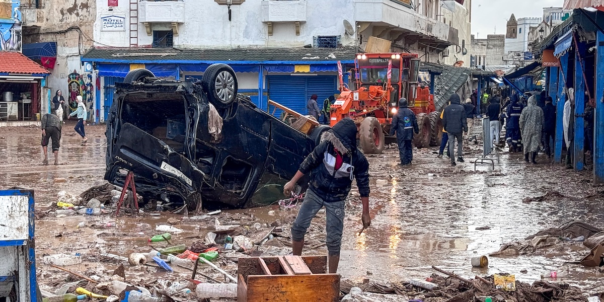 Alcuni abitanti di Safi, in Marocco, controllano i danni causati dalle inondazioni, 15 dicembre 2025 (AP Photo/Abderrazak Gouach)