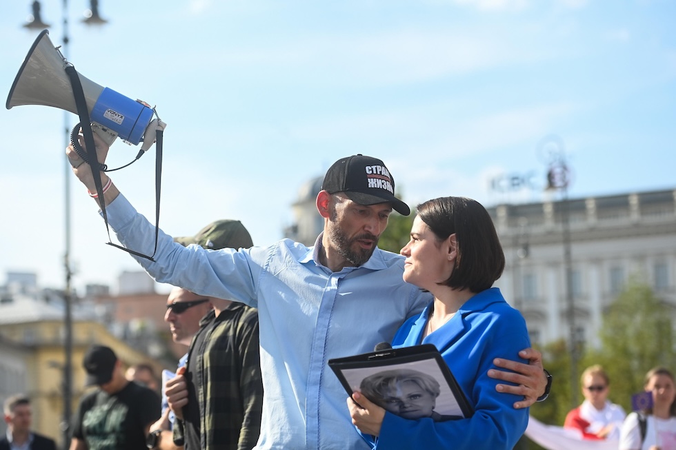 Sergei Tikhanovsky e Svetlana Tikhanovskaya durante una manifestazione a Varsavia, in Polonia, lo scorso agosto