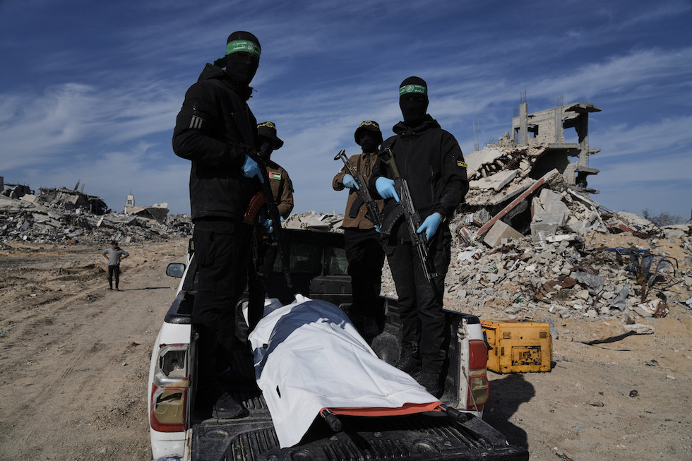 Miliziani di Hamas e del Jihad Islamico trasportano il corpo di un presunto ostaggio israeliano ucciso, dicembre 2025