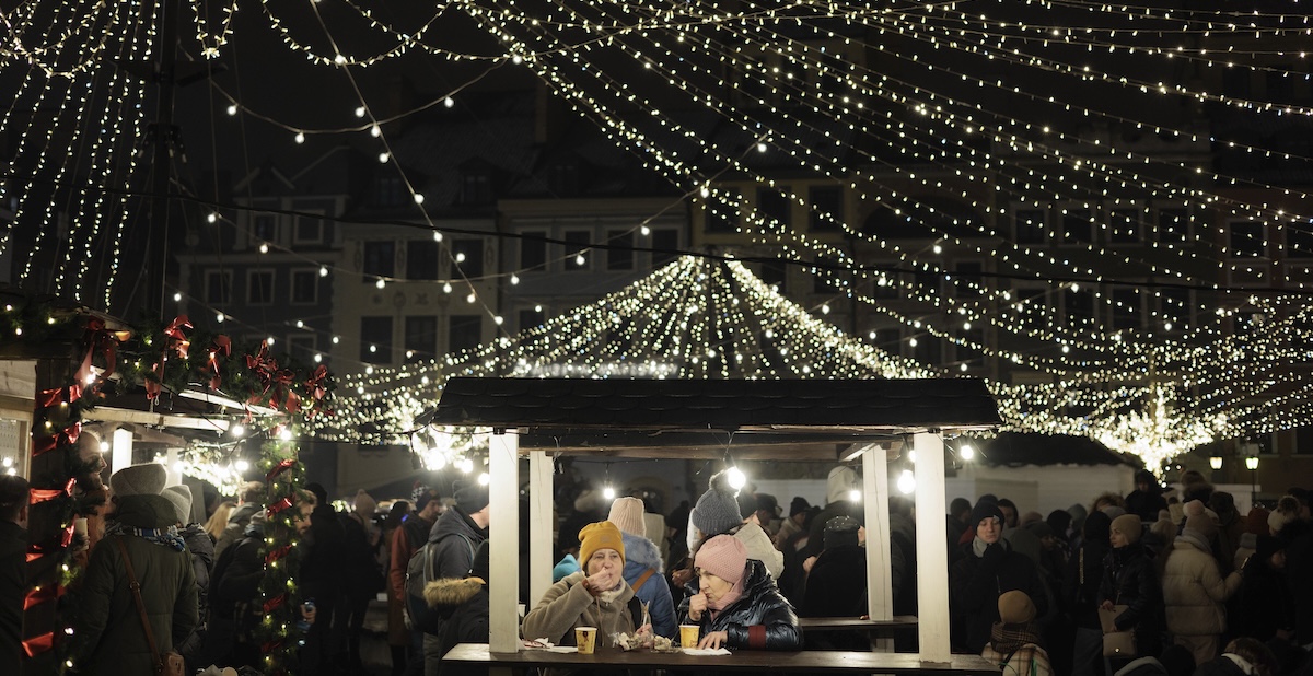 Un mercatino di Natale a Varsavia, Polonia, 3 dicembre 2022 (AP Photo/Michal Dyjuk)
