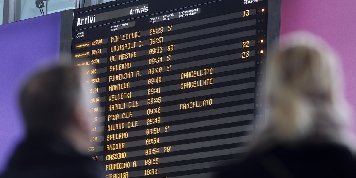 Ci sono molti ritardi dei treni sulla linea ad alta velocità tra Roma e Firenze per il ritrovamento di un cadavere sui binari