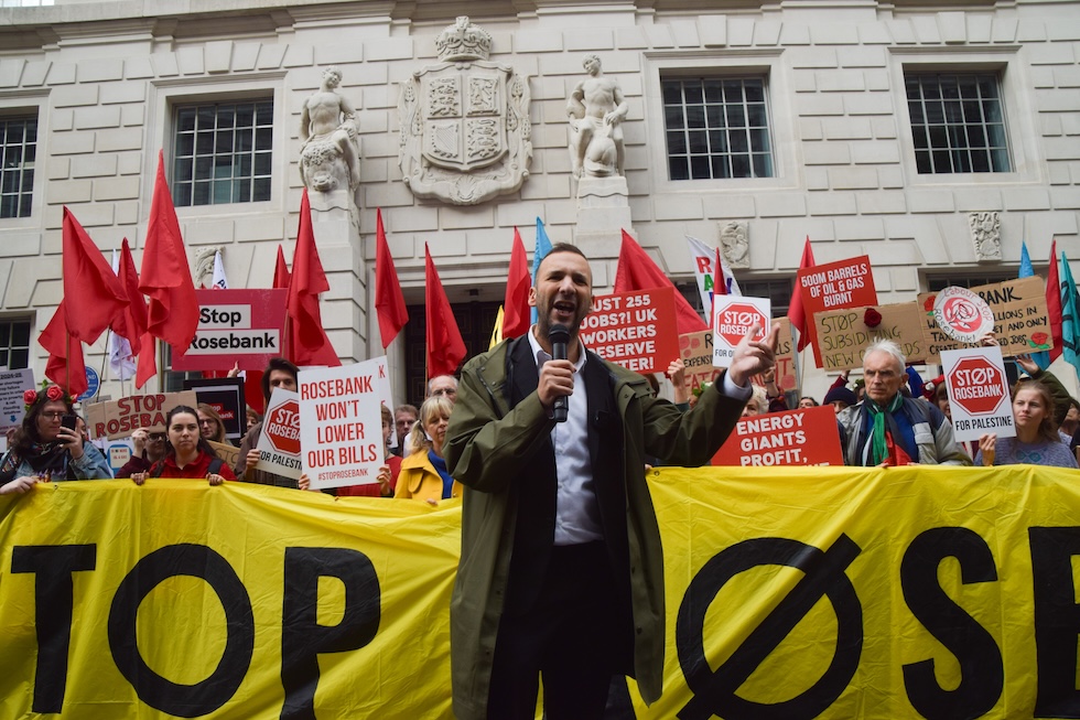 Zack Polanski durante una protesta fuori dal ministero dell'Energia, il 18 ottobre a Londra