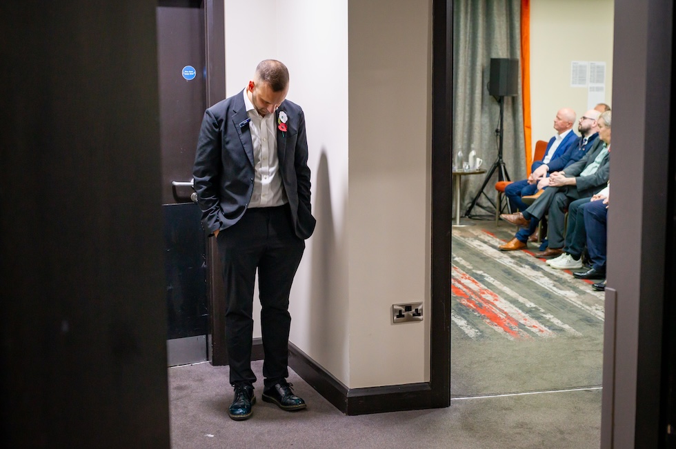 Zack Polanski poco prima di fare un discorso a un evento dei Verdi, l'8 novembre a Cardiff, in Galles