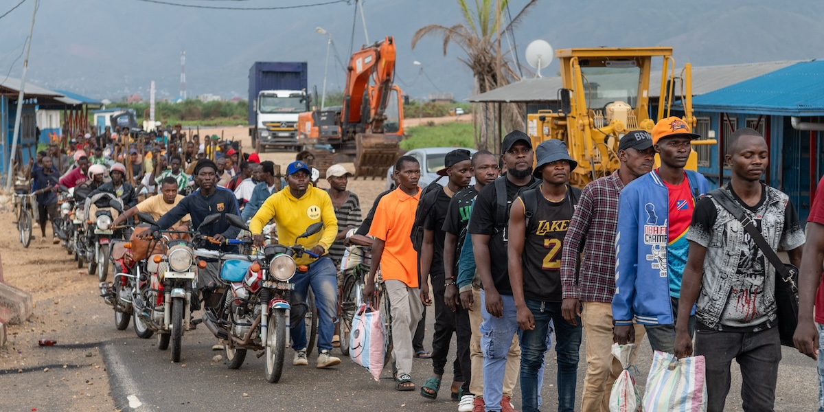 Pendolari del Burundi che lavorano a Uvira e che, dopo la presa dell'M23, sono rimasti bloccati per la chiusura del confine dovuta ai combattimenti, 14 dicembre 2025 (AP Photo/Moses Sawasawa)
&nbsp;
&nbsp;