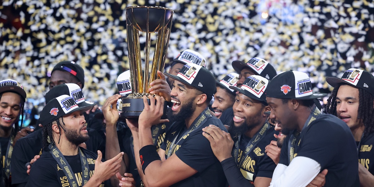 I New York Knicks festeggiano la vittoria della NBA Cup, 16 dicembre 2025 (AP Photo/Ian Maule)