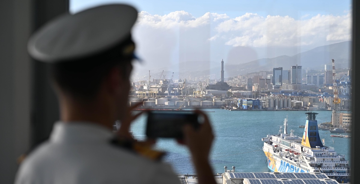 Un membro della Guardia Costiera fotografa il porto di Genova, 27 settembre 2024 (ANSA/LUCA ZENNARO)