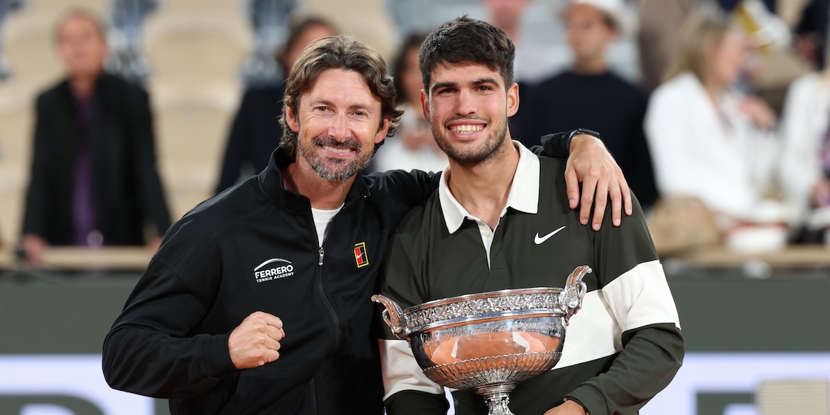 Il tennista spagnolo Carlos Alcaraz (a destra) e il suo ex allenatore Juan Carlos Ferrero (a sinistra) dopo la vittoria del Roland Garros del 2025, 8 giugno 2025 (Clive Brunskill/Getty Images)
