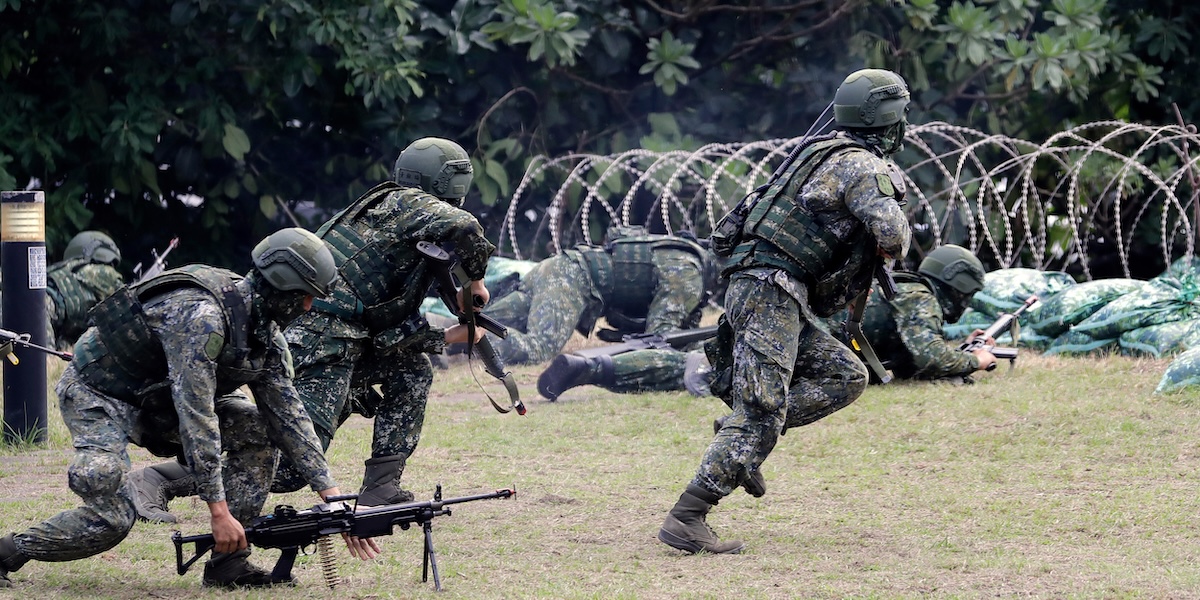 Riservisti taiwanesi durante un'esercitazione militare nella contea di Ilan, 2 dicembre 2025 (AP Photo/Chiang Ying-ying)
