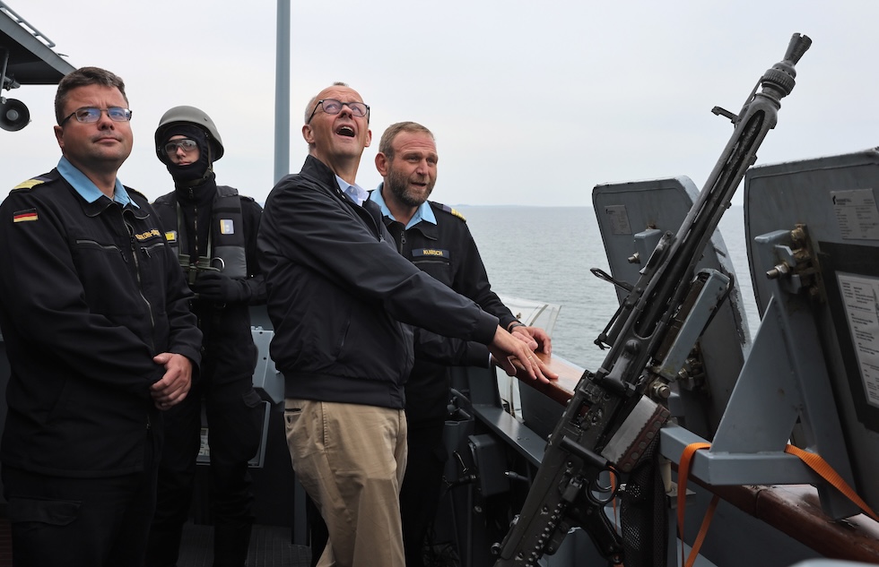 Friedrich Merz durante una visita alla fregata "Bayern", lo scorso agosto