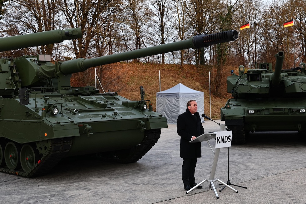 Il ministro della Difesa, Boris Pistorius, fa una conferenza stampa davanti a un nuovo modello di carro armato Leopard, lo scorso novembre a Monaco di Baviera 