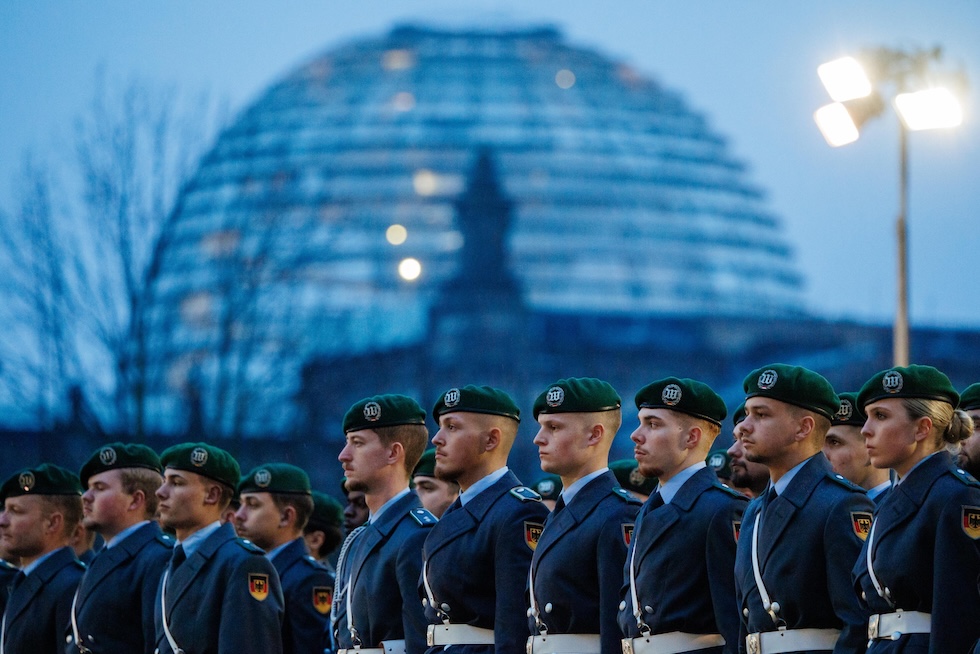 Soldati della guardia d'onore schierati per una cerimonia istituzionale a Berlino, il 9 dicembre 