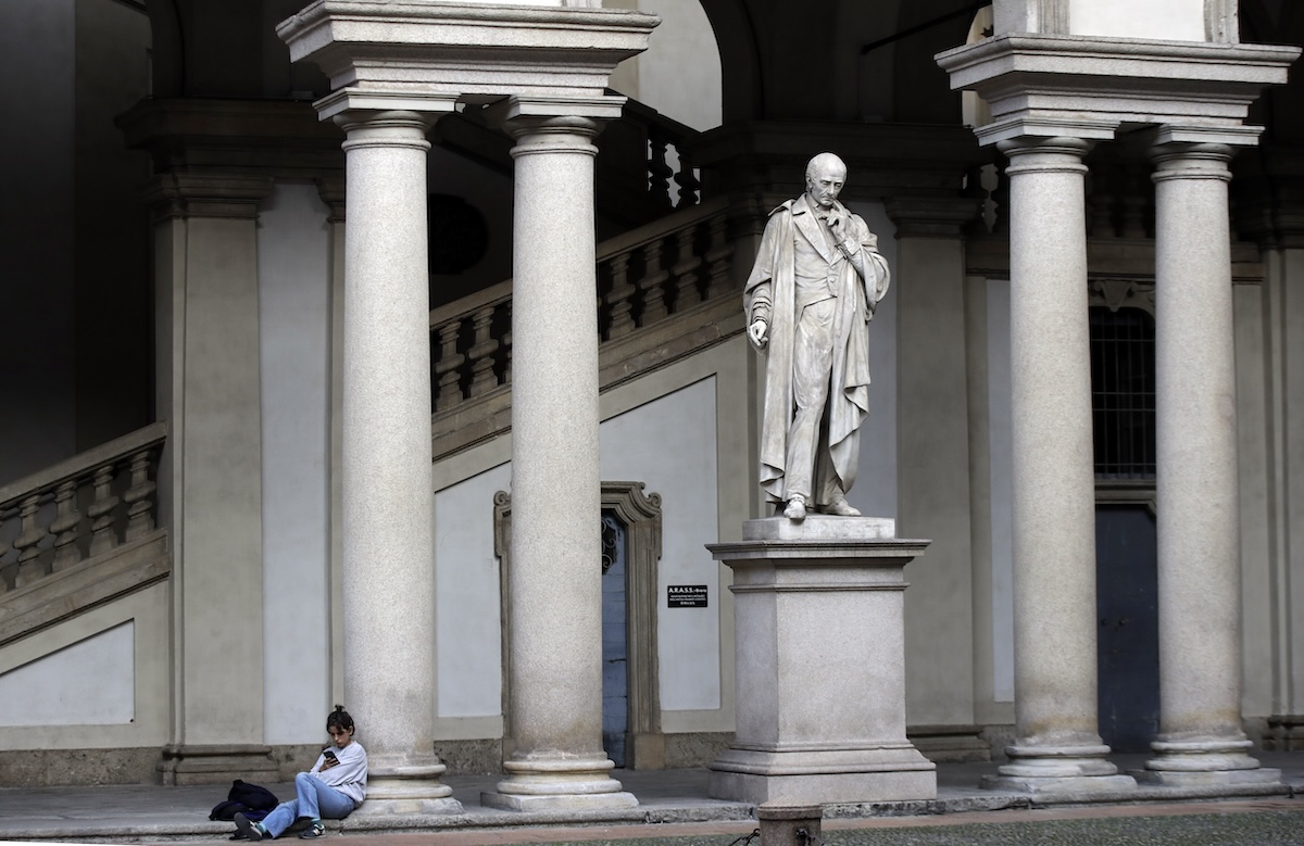 Una studentessa nel cortile dell'Accademia di Belle Arti di Brera(AP Photo/Luca Bruno)