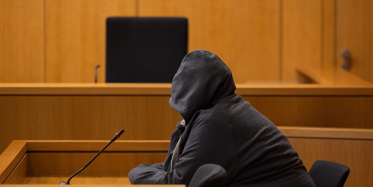 In Germania un uomo è stato condannato per aver drogato e stuprato la moglie per anni, e condiviso i video delle violenze online