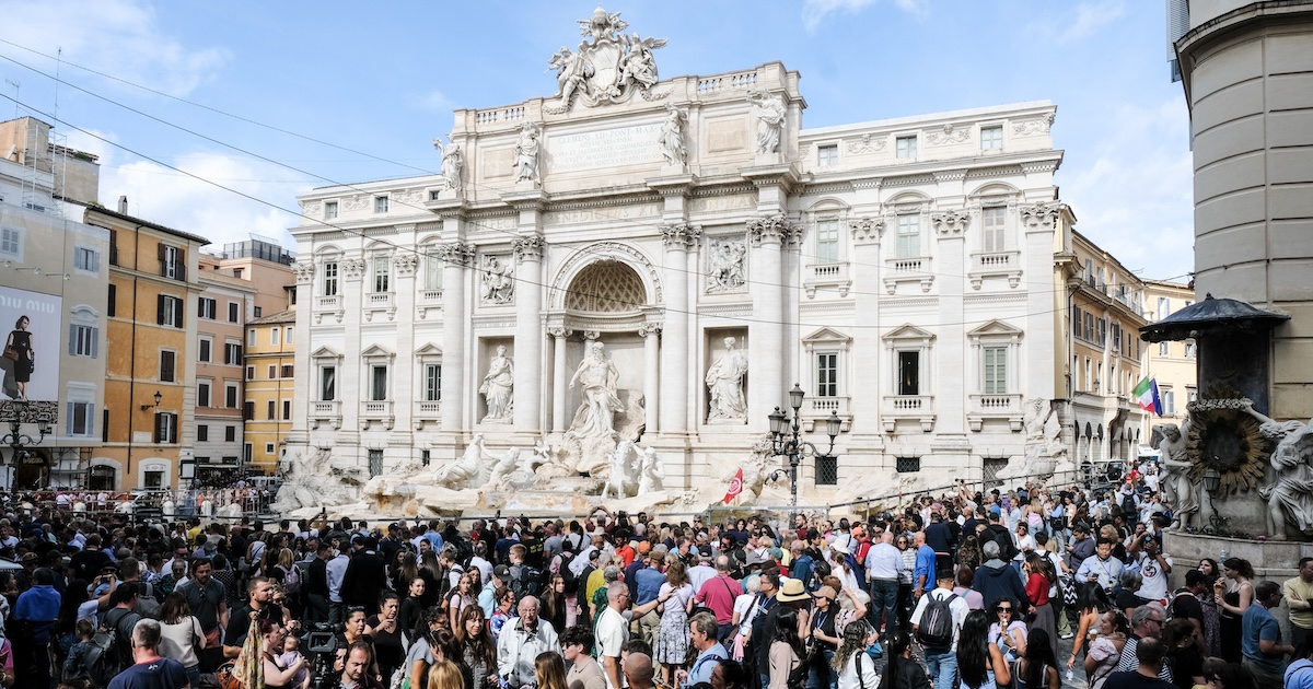 La Fontana di Trevi con davanti i moltissimi turisti (foto Mauro Scrobogna/LaPresse)