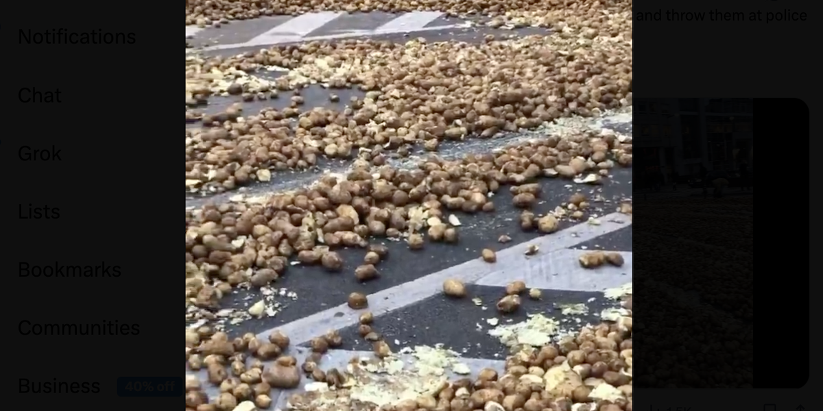 A Bruxelles erano rimaste tonnellate di patate per le strade, dopo le proteste degli agricoltori