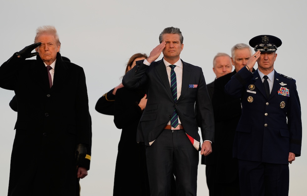 Trump, Hegseth e il capo dello stato maggiore Dan Caine, durante i funerali delle tre persone uccise in Siria, il 17 dicembre nella base militare di Dover, Delaware