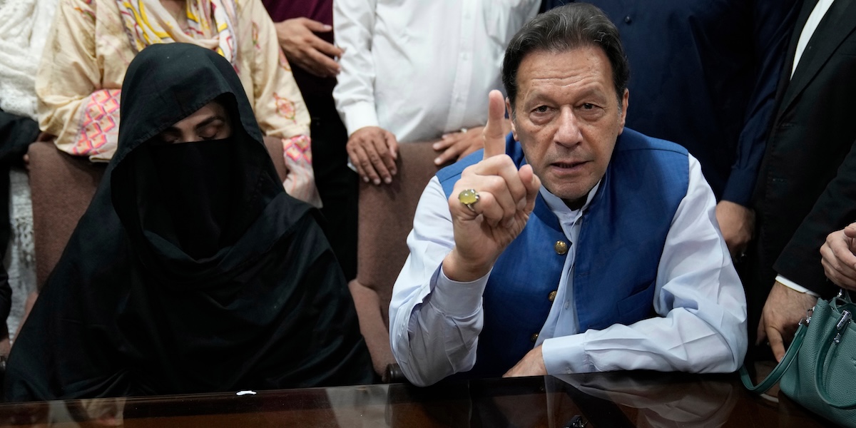 L’ex primo ministro del Pakistan Imran Khan e la moglie Bushra Bibi sono stati condannati ad altri 17 anni di carcere