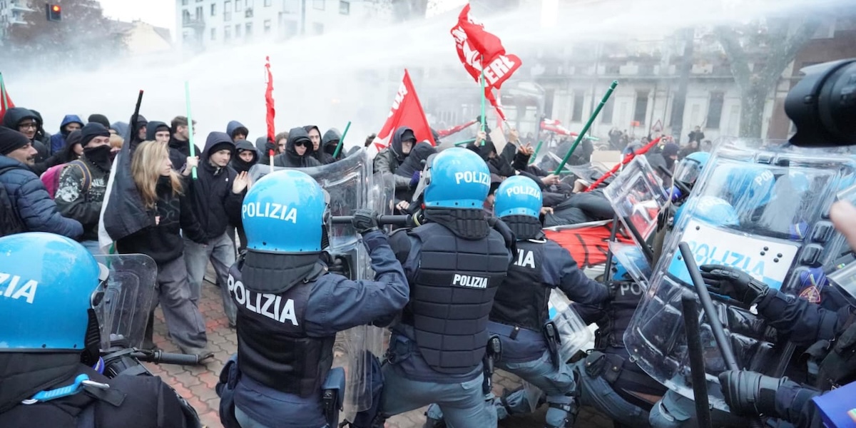 A Torino ci sono stati scontri tra la polizia e alcuni manifestanti del corteo per il centro sociale Askatasuna
