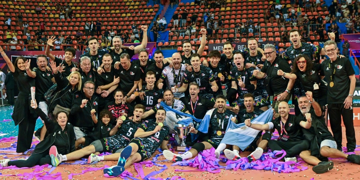 La squadra di Perugia festeggia la vittoria a Bel&eacute;m, Brasile, 21 dicembre 2025 (foto tratta dal sito della&nbsp;Sir Safety Umbria Volley Perugia)