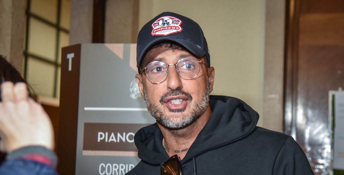 Fabrizio Corona è indagato per revenge porn, per le immagini private di Alfonso Signorini mostrate nel suo programma “Falsissimo”
