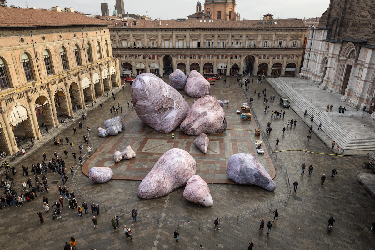 Le polemiche per queste enormi rocce finte in piazza Maggiore a Bologna
