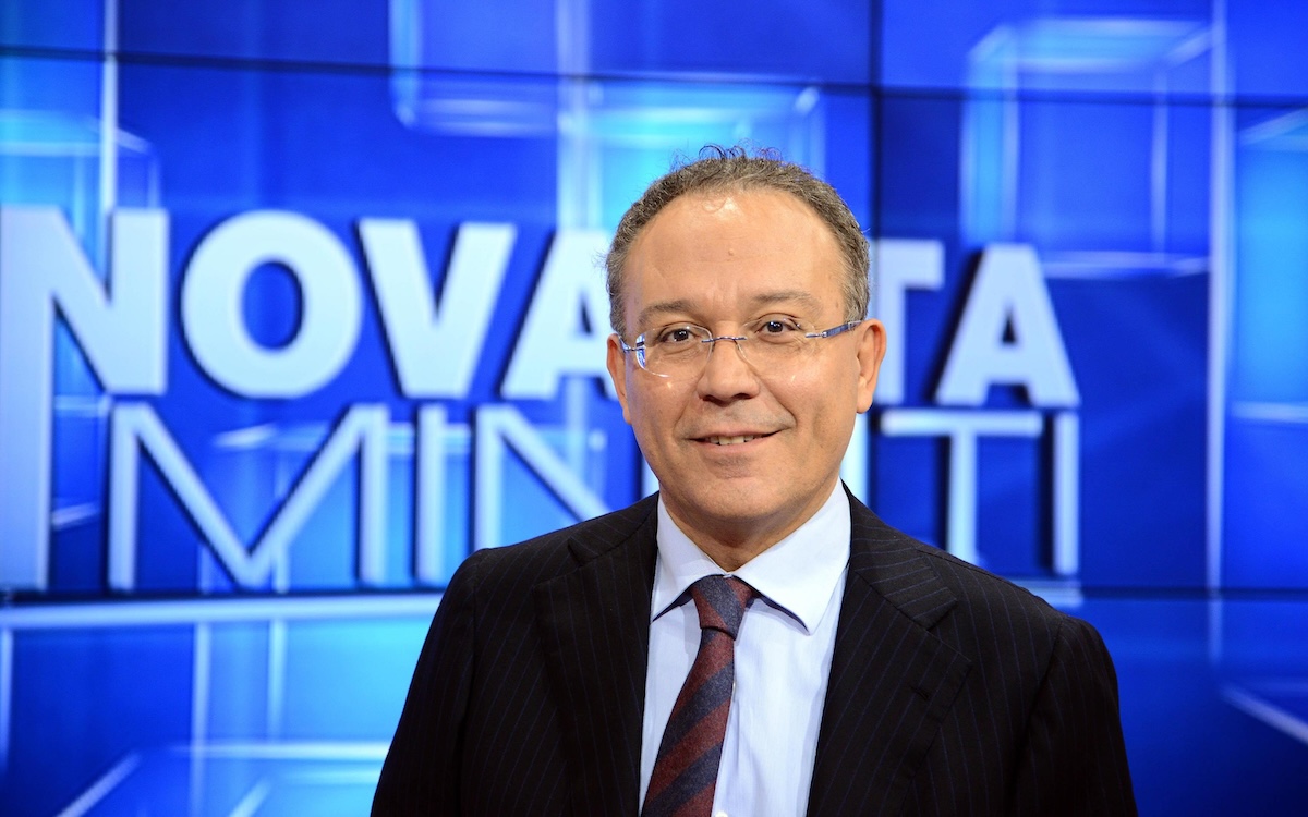 Il giornalista Enrico Varriale nello studio della trasmissione 90 Minuti, in onda su Rai Sport, 23 gennaio 2013 (ANSA/CLAUDIO ONORATI)