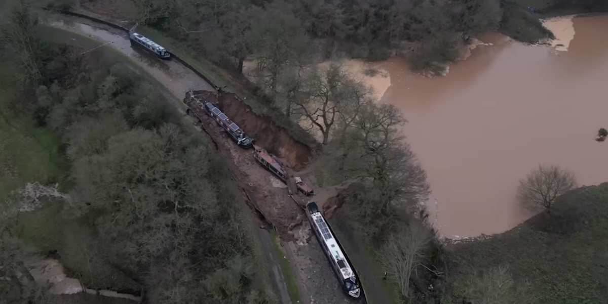 Nel Regno Unito si è formata una voragine in mezzo a un canale