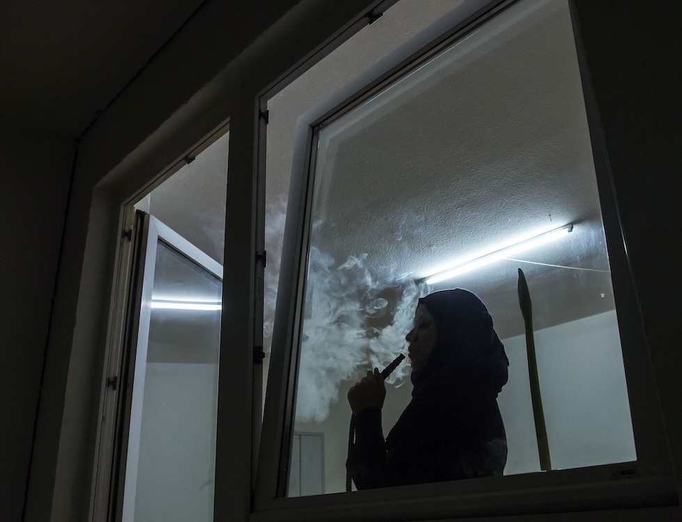 Una donna siriana nel suo appartamento di Zwickau, in Germania, poco dopo essere arrivata nel paese, nel novembre del 2015