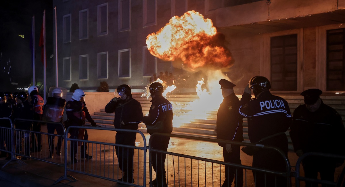 Un gruppo di manifestanti ha tirato bombe molotov contro l’ufficio del primo ministro albanese: quattro persone sono state arrestate