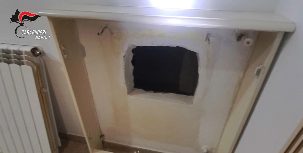 Il buco nel muro di un appartamento con cui Ciro Andolfi accedeva al nascondiglio, Napoli, 24 dicembre 2025 (ANSA/Ufficio stampa Carabinieri)