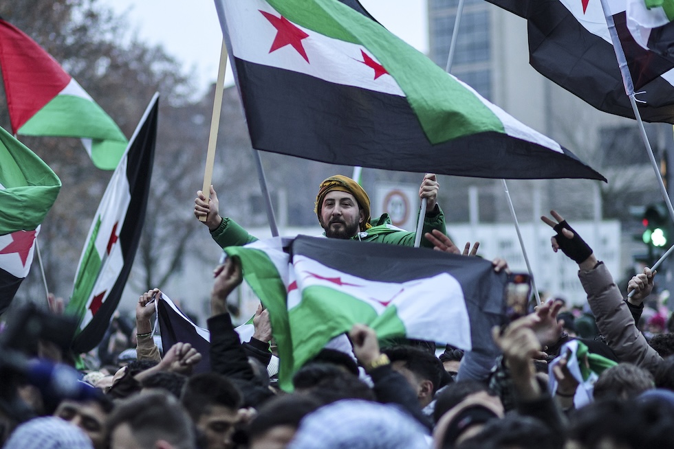 Migliaia di siriani a Berlino durante i festeggiamenti per la caduta di Assad, l'8 dicembre 2024 