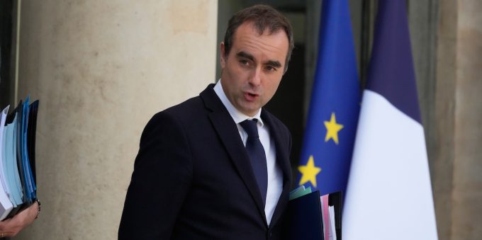 In Francia è stata approvata una legge di emergenza per estendere il bilancio del 2025 anche al prossimo anno