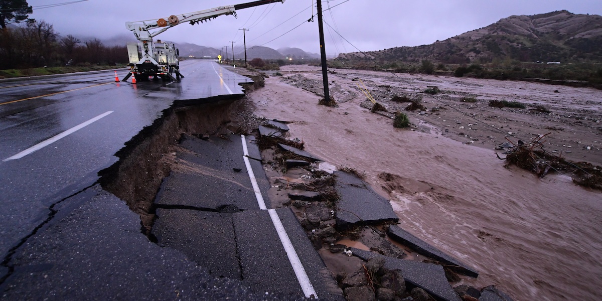 Uno smottamento sulla Route 138 vicino alla localit&agrave; di Wrightwood, in California, 24 dicembre 2025 (AP Photo/Wally Skalij)