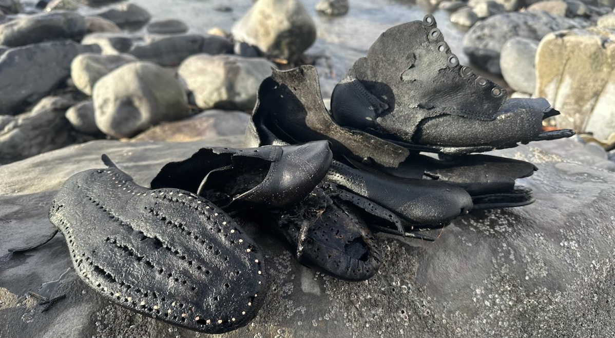 Lo strano ritrovamento di decine di vecchie scarpe su una spiaggia nel Regno Unito