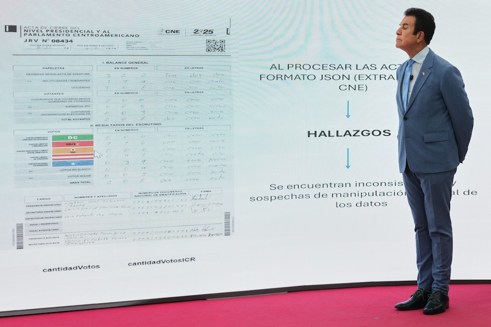 Salvador Nasralla durante una conferenza stampa in cui denuncia presunte irregolarità durante il voto, a Tegucigalpa, il 10 dicembre 2025.