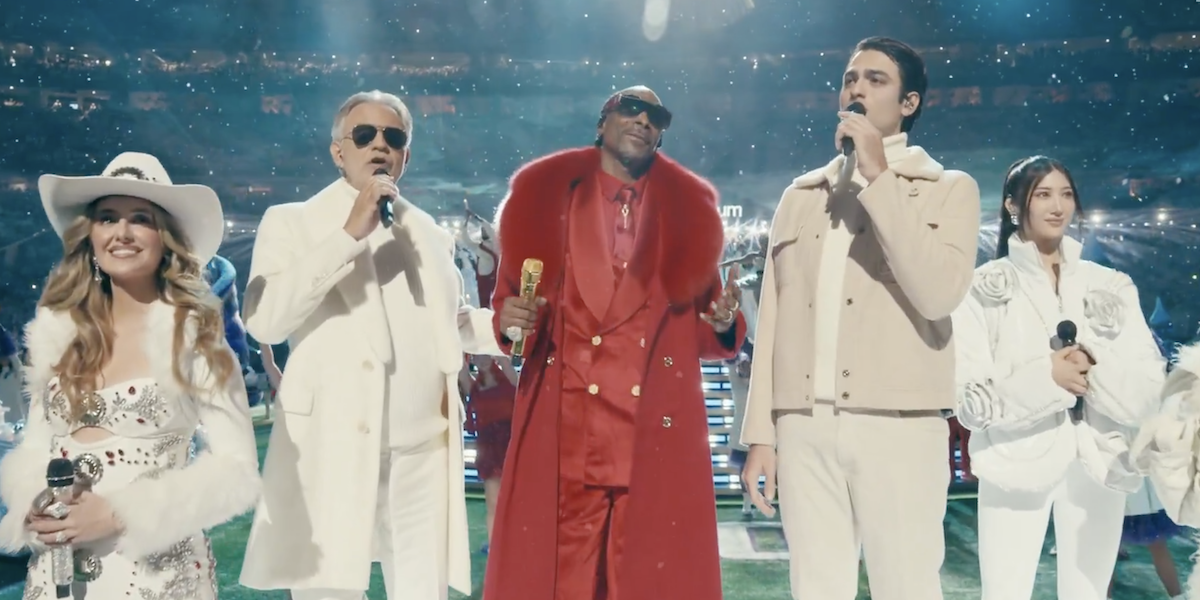 I video dello spettacolo di Natale della NFL con Snoop Dogg, Andrea Bocelli e il trio di KPop Demon Hunters